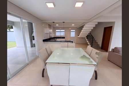 Casa de condomínio para alugar com 220m², 3 quartos e 4 vagas