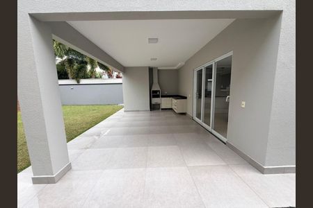 Casa de condomínio para alugar com 220m², 3 quartos e 4 vagas
