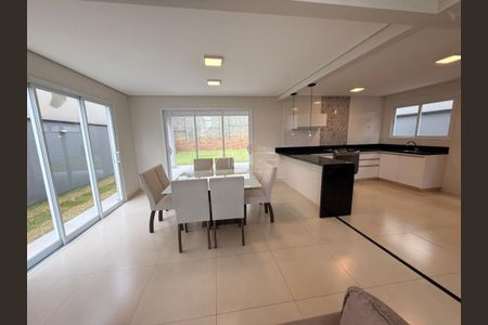 Casa de condomínio para alugar com 220m², 3 quartos e 4 vagas