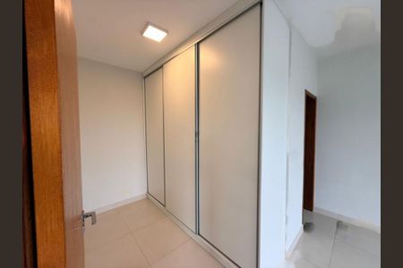 Casa de condomínio para alugar com 220m², 3 quartos e 4 vagas