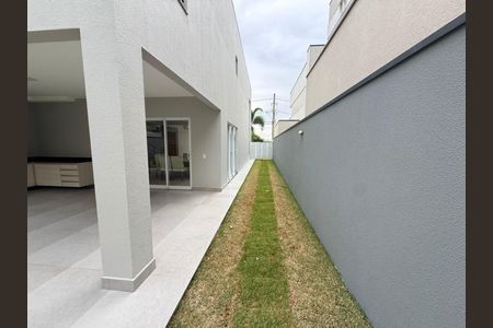 Casa de condomínio para alugar com 220m², 3 quartos e 4 vagas