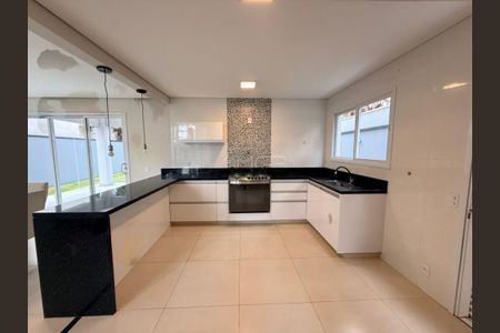 Casa de condomínio para alugar com 220m², 3 quartos e 4 vagas