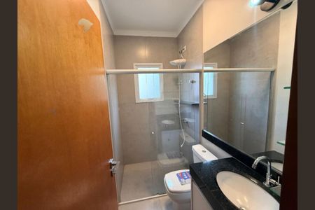 Casa de condomínio para alugar com 220m², 3 quartos e 4 vagas