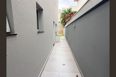 Casa de condomínio para alugar com 220m², 3 quartos e 4 vagas