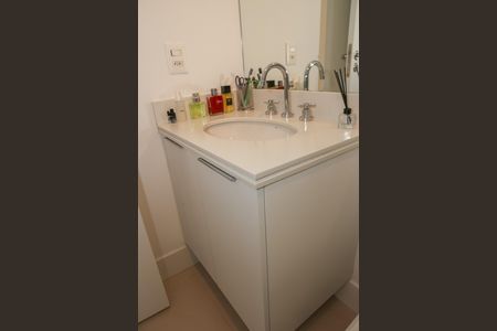 Apartamento à venda com 145m², 4 quartos e 3 vagas Apartamento à venda com 145m², 4 quartos e 3 vagasBanheiro da Suíte 2