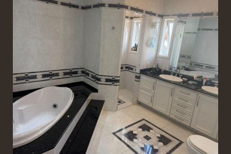 Banheiro  de casa à venda com 4 quartos, 357m² em Vila Madalena, São Paulo