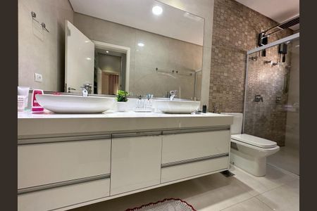 Casa de condomínio à venda com 241m², 4 quartos e 4 vagas