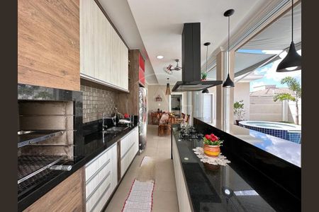 Casa de condomínio à venda com 241m², 4 quartos e 4 vagas