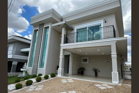 Casa de condomínio à venda com 241m², 4 quartos e 4 vagas