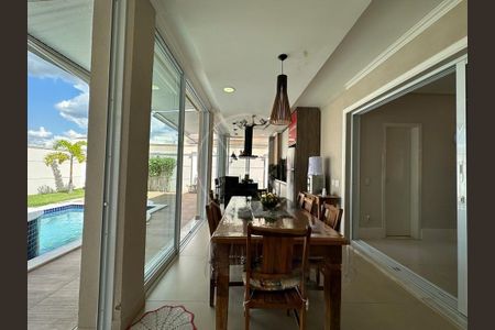 Casa de condomínio à venda com 241m², 4 quartos e 4 vagas