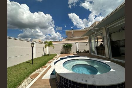 Casa de condomínio à venda com 241m², 4 quartos e 4 vagas