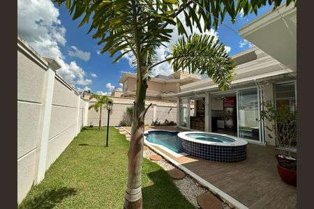 Casa de condomínio à venda com 241m², 4 quartos e 4 vagas
