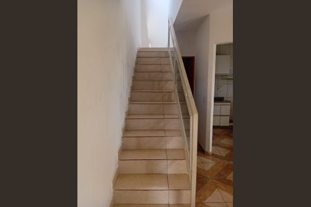 Casa para alugar com 184m², 4 quartos e 2 vagasEscada