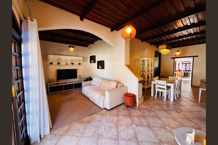 Casa à venda com 600m², 4 quartos e 6 vagas Casa à venda com 600m², 4 quartos e 6 vagasSala