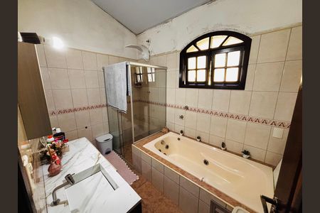 Casa à venda com 600m², 4 quartos e 6 vagas Casa à venda com 600m², 4 quartos e 6 vagasBanheiro