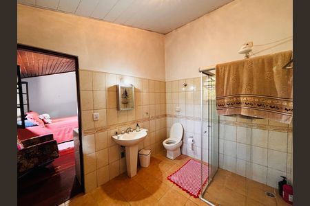 Casa à venda com 600m², 4 quartos e 6 vagas Casa à venda com 600m², 4 quartos e 6 vagasBanheiro suíte 1