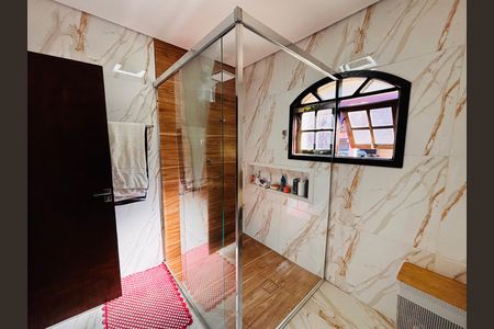 Casa à venda com 600m², 4 quartos e 6 vagas Casa à venda com 600m², 4 quartos e 6 vagasBanheiro Suíte 2