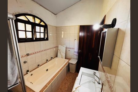 Casa à venda com 600m², 4 quartos e 6 vagas Casa à venda com 600m², 4 quartos e 6 vagasBanheiro