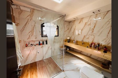 Casa à venda com 600m², 4 quartos e 6 vagas Casa à venda com 600m², 4 quartos e 6 vagasBanheiro Suíte 2