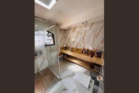 Casa à venda com 600m², 4 quartos e 6 vagas Casa à venda com 600m², 4 quartos e 6 vagasBanheiro Suíte 2