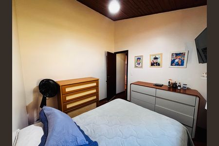 Casa à venda com 600m², 4 quartos e 6 vagas Casa à venda com 600m², 4 quartos e 6 vagasQuarto