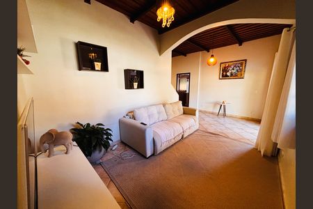 Casa à venda com 600m², 4 quartos e 6 vagas Casa à venda com 600m², 4 quartos e 6 vagasSala