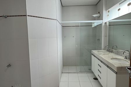 Casa para alugar com 166m², 3 quartos e 4 vagas Casa para alugar com 166m², 3 quartos e 4 vagasBanheiro da Suite