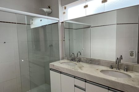 Casa para alugar com 166m², 3 quartos e 4 vagas Casa para alugar com 166m², 3 quartos e 4 vagasBanheiro da Suite