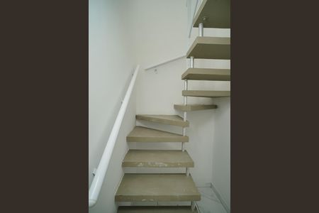 Casa para alugar com 70m², 2 quartos e 1 vaga Casa para alugar com 70m², 2 quartos e 1 vagaEscada