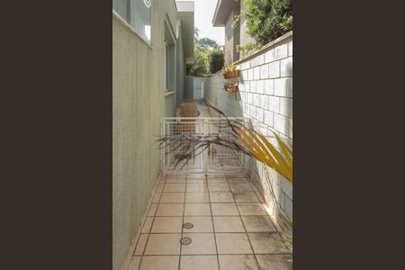 Casa de condomínio à venda com 630m², 6 quartos e 8 vagasCorredor Lateral Externo 1