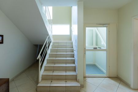 Casa de condomínio à venda com 630m², 6 quartos e 8 vagasHall do Elevador/ Escadav de acesso ao nível superior.