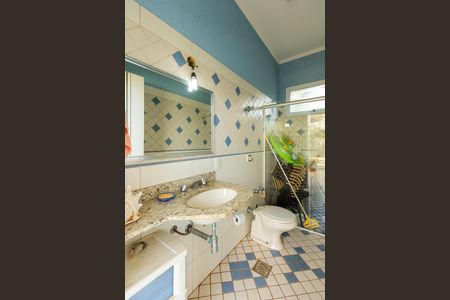 Casa de condomínio à venda com 630m², 6 quartos e 8 vagasBanheiro da Churrasqueira