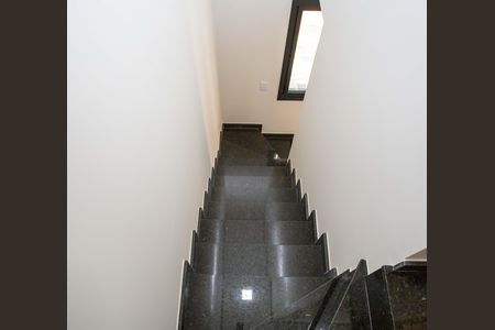Casa de condomínio à venda com 66m², 2 quartos e 1 vagaEscada