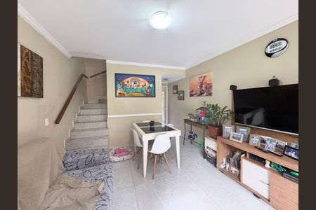 Sala de casa de condomínio à venda com 2 quartos, 100m² em Jardim Regina, São Paulo