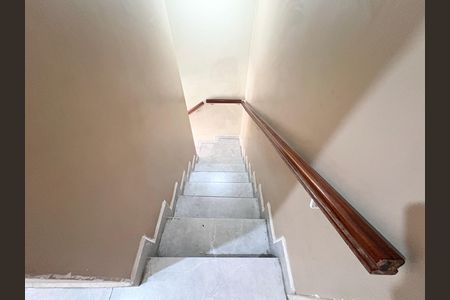 Casa de condomínio à venda com 100m², 2 quartos e 1 vagaEscada