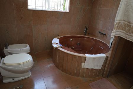Casa à venda com 600m², 5 quartos e 7 vagasBanheiro da Suíte