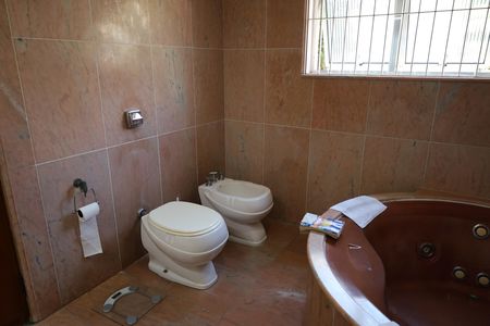 Casa à venda com 600m², 5 quartos e 7 vagasBanheiro da Suíte