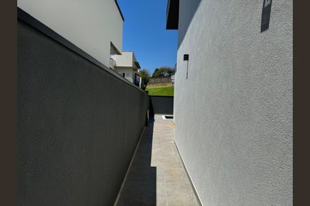 Casa de condomínio à venda com 220m², 3 quartos e 4 vagas