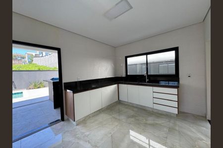 Casa de condomínio à venda com 220m², 3 quartos e 4 vagas
