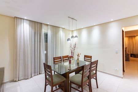 Casa à venda com 240m², 3 quartos e 3 vagas Casa à venda com 240m², 3 quartos e 3 vagasSala de Jantar
