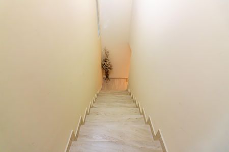 Casa à venda com 240m², 3 quartos e 3 vagas Casa à venda com 240m², 3 quartos e 3 vagasEscada