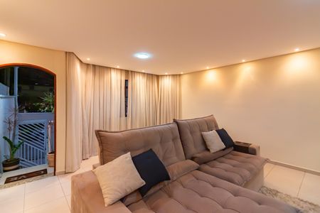 Casa à venda com 240m², 3 quartos e 3 vagas Casa à venda com 240m², 3 quartos e 3 vagasSala