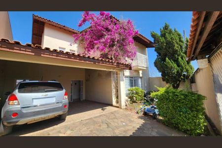 Casa à venda com 227m², 3 quartos e 2 vagas
