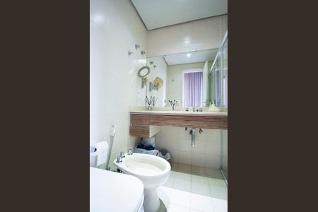 Apartamento à venda com 240m², 3 quartos e 4 vagas Apartamento à venda com 240m², 3 quartos e 4 vagasBanheiro da Suíte 2