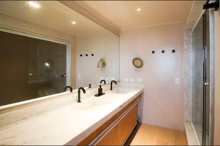 Apartamento à venda com 240m², 3 quartos e 4 vagas Apartamento à venda com 240m², 3 quartos e 4 vagasBanheiro da Suíte 1