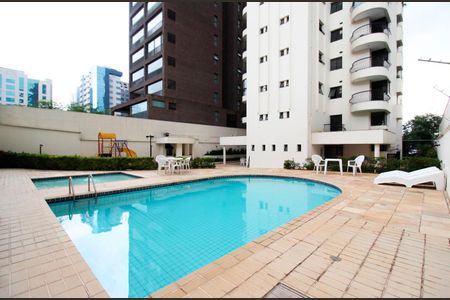 Apartamento à venda com 240m², 3 quartos e 4 vagas Apartamento à venda com 240m², 3 quartos e 4 vagasÁrea comum - Piscina