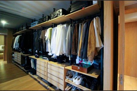 Apartamento à venda com 240m², 3 quartos e 4 vagas Apartamento à venda com 240m², 3 quartos e 4 vagasCloset da suíte 1