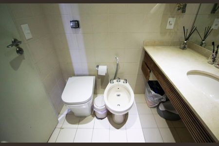 Apartamento à venda com 240m², 3 quartos e 4 vagas Apartamento à venda com 240m², 3 quartos e 4 vagasBanheiro da Suíte 2