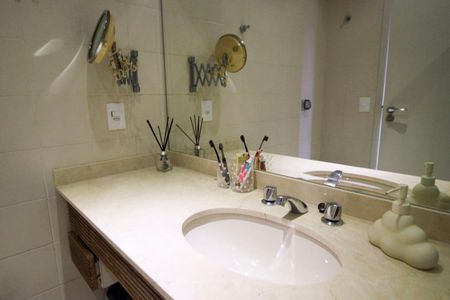 Apartamento à venda com 240m², 3 quartos e 4 vagas Apartamento à venda com 240m², 3 quartos e 4 vagasBanheiro da Suíte 2