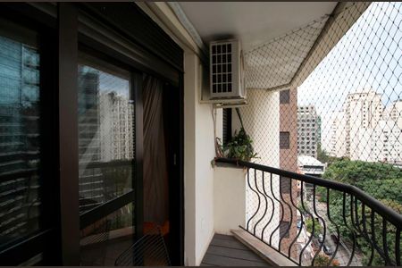 Apartamento à venda com 240m², 3 quartos e 4 vagas Apartamento à venda com 240m², 3 quartos e 4 vagasVaranda da Suíte 1